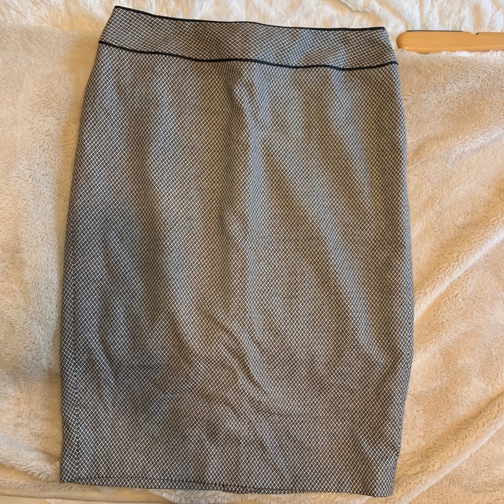 The Limited high waist pencil skirt in black and white new with tags size 6